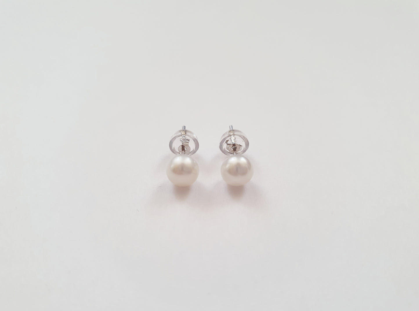The Élégance Pearl Ear Studs