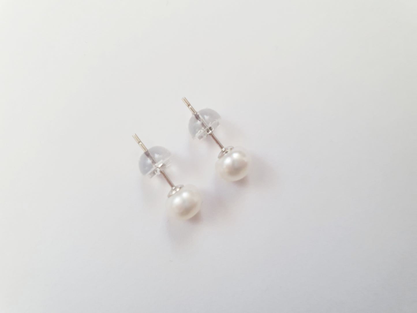 The Élégance Pearl Ear Studs