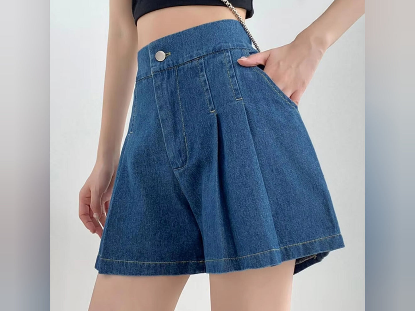 The High-Waist Denim Shorts In Dark Blue