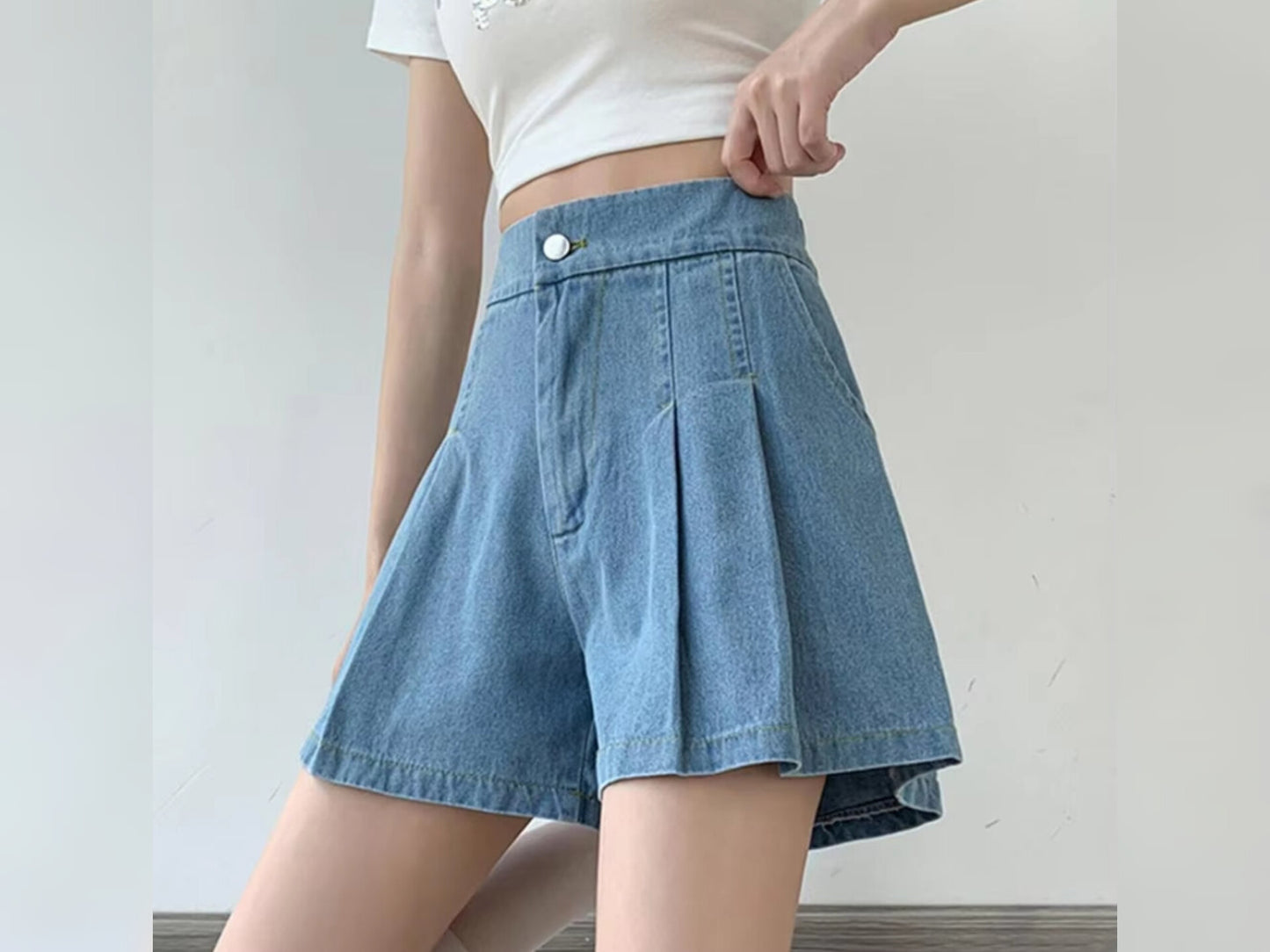 The High-Waist Denim Shorts In Light Blue