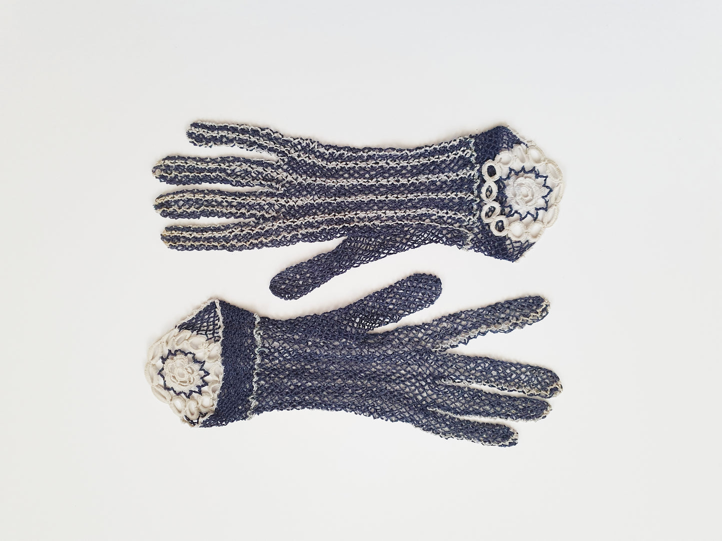 Authentic Vintage Gloves from the 1940s in Dark Blue and Cream - Size XS/S