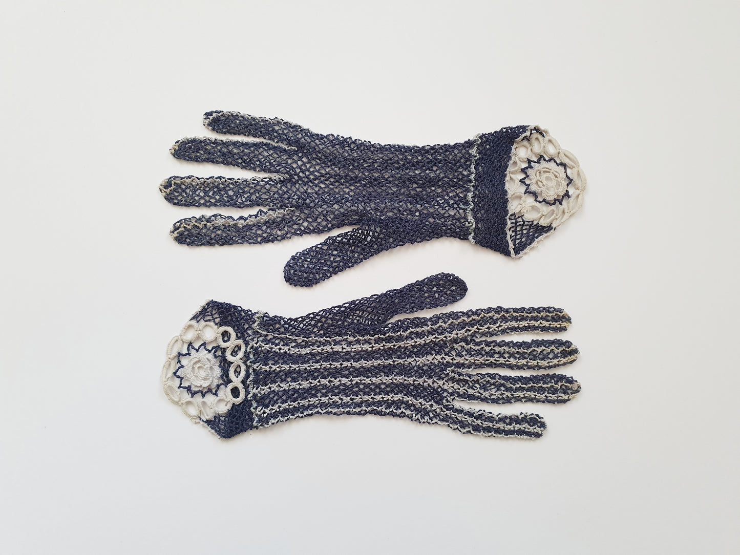 Authentic Vintage Gloves from the 1940s in Dark Blue and Cream - Size XS/S