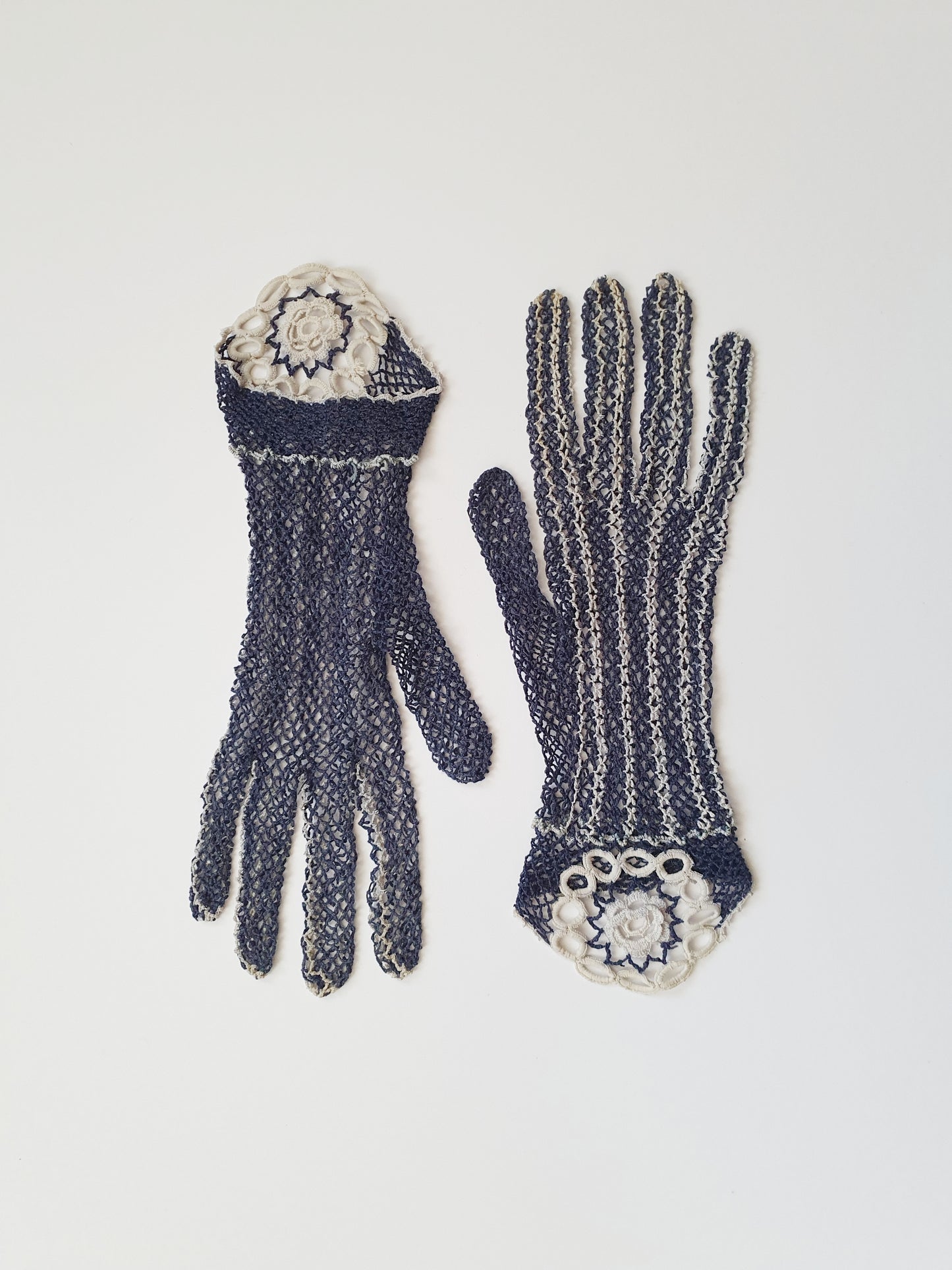 Authentic Vintage Gloves from the 1940s in Dark Blue and Cream - Size XS/S