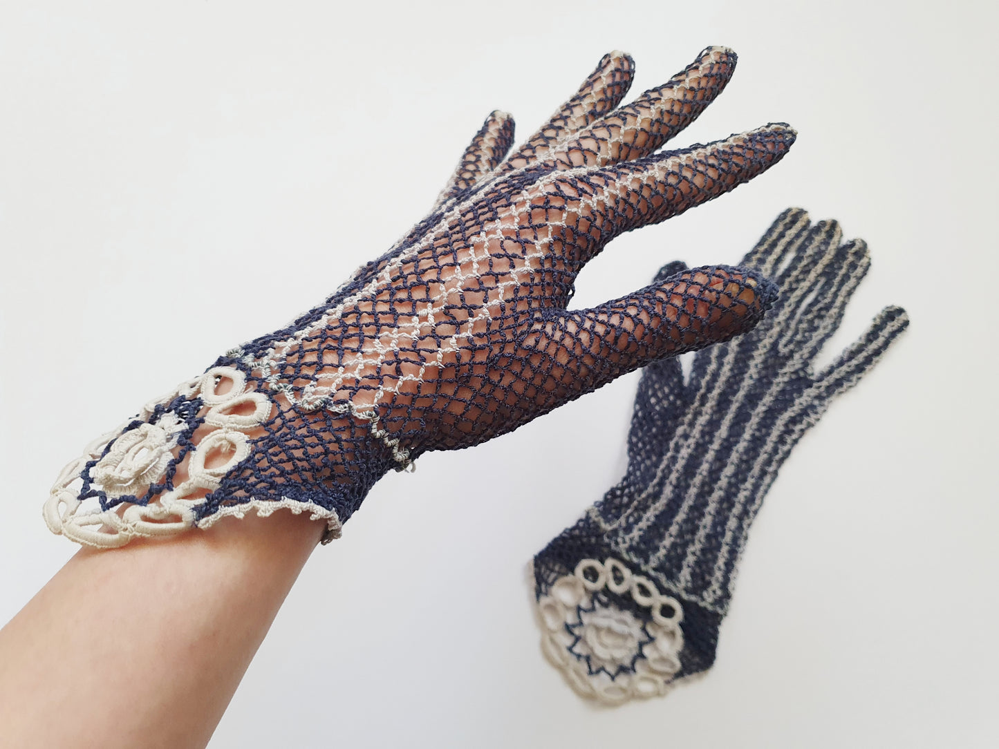 Authentic Vintage Gloves from the 1940s in Dark Blue and Cream - Size XS/S