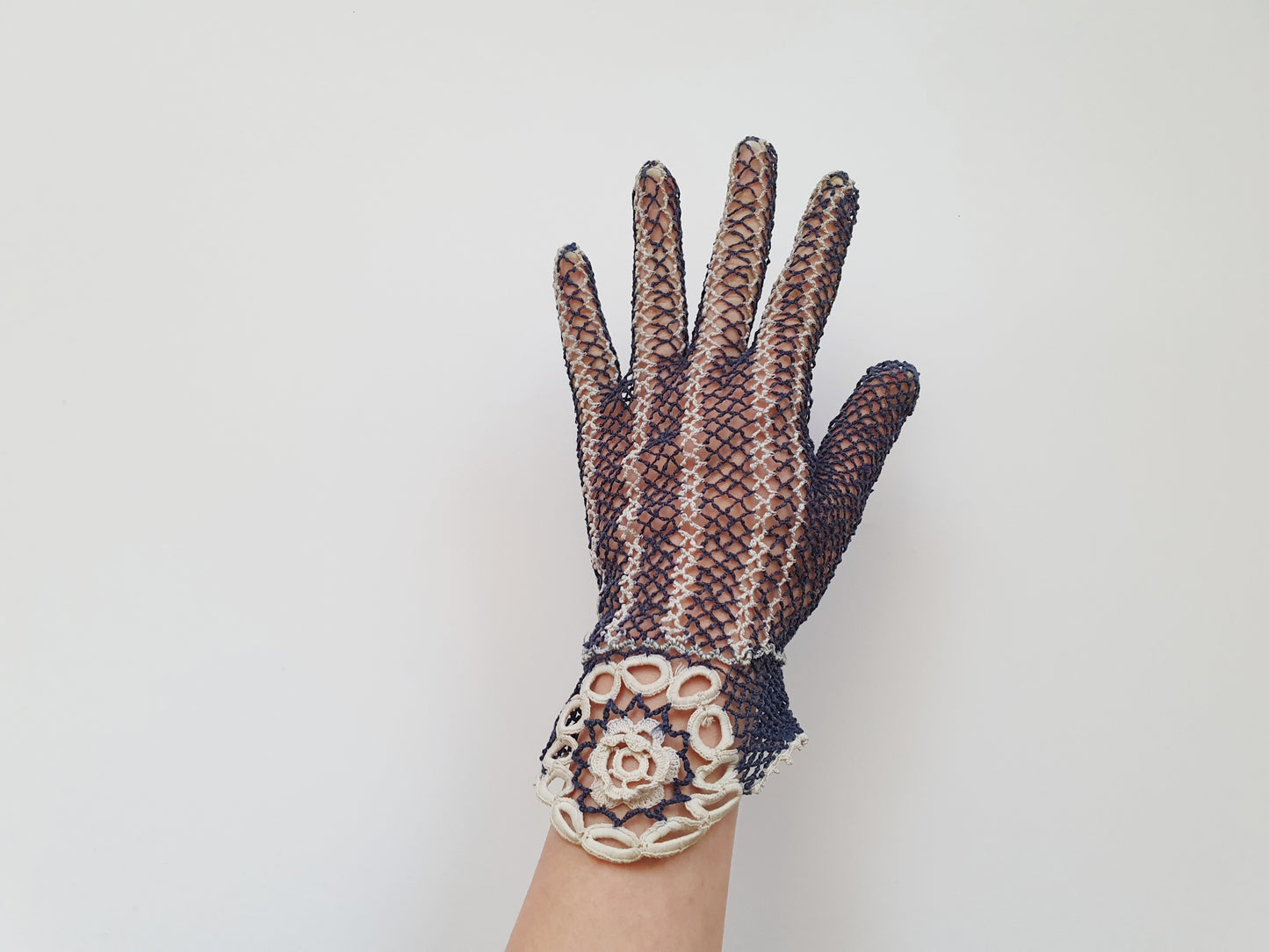 Authentic Vintage Gloves from the 1940s in Dark Blue and Cream - Size XS/S