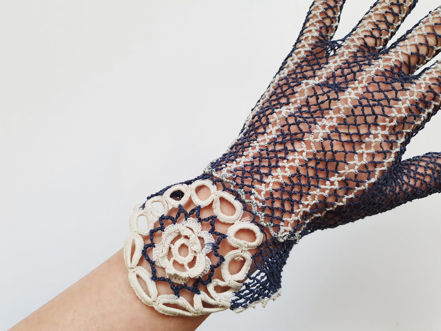 Authentic Vintage Gloves from the 1940s in Dark Blue and Cream - Size XS/S