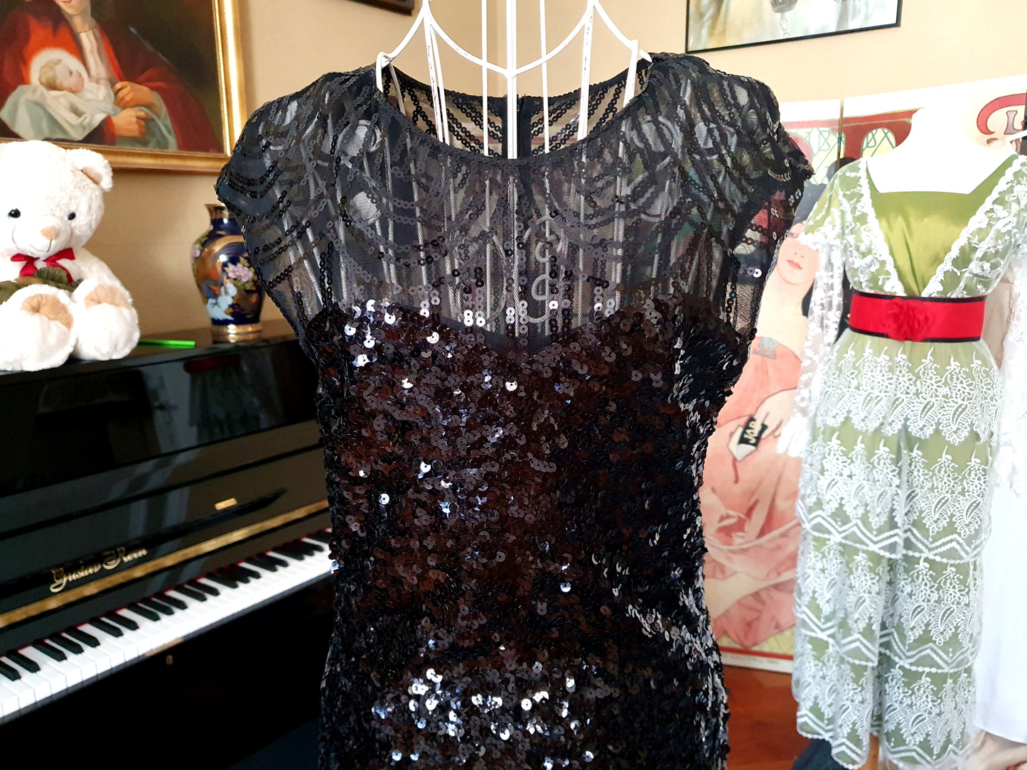 The 20s Flapper Girl Dress in Black