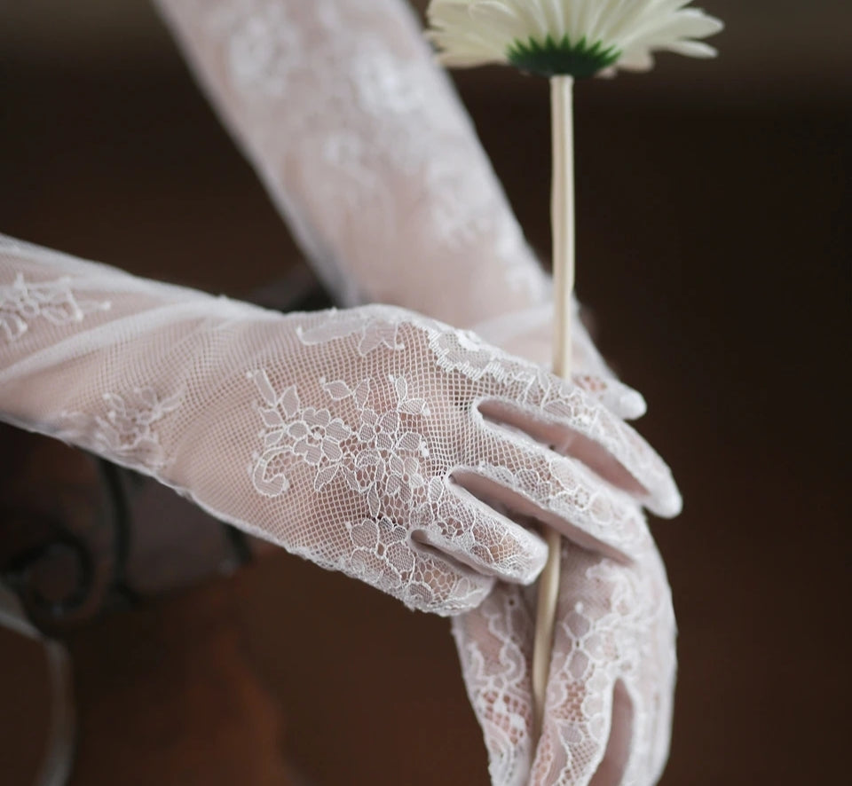 The Delicate Lace Gloves