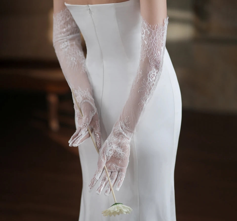 The Delicate Lace Gloves